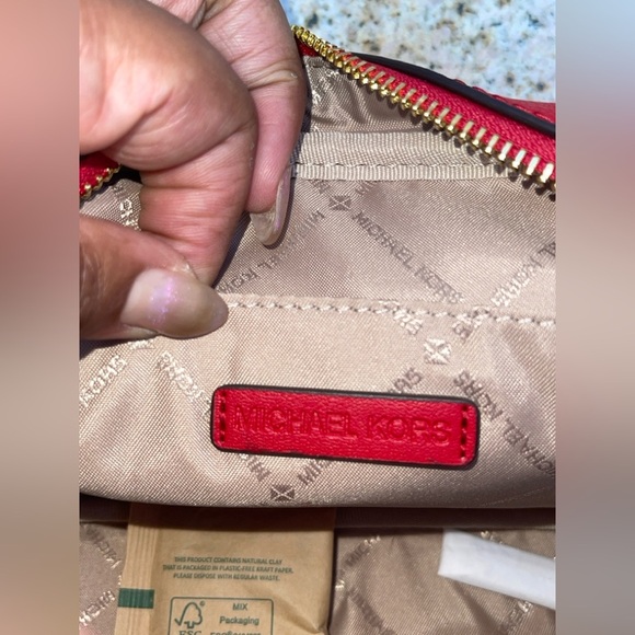 MICHAEL KORS Jet Set Medium Leather Crossbody Bag with Case for airpods NWT - Picture 11 of 13